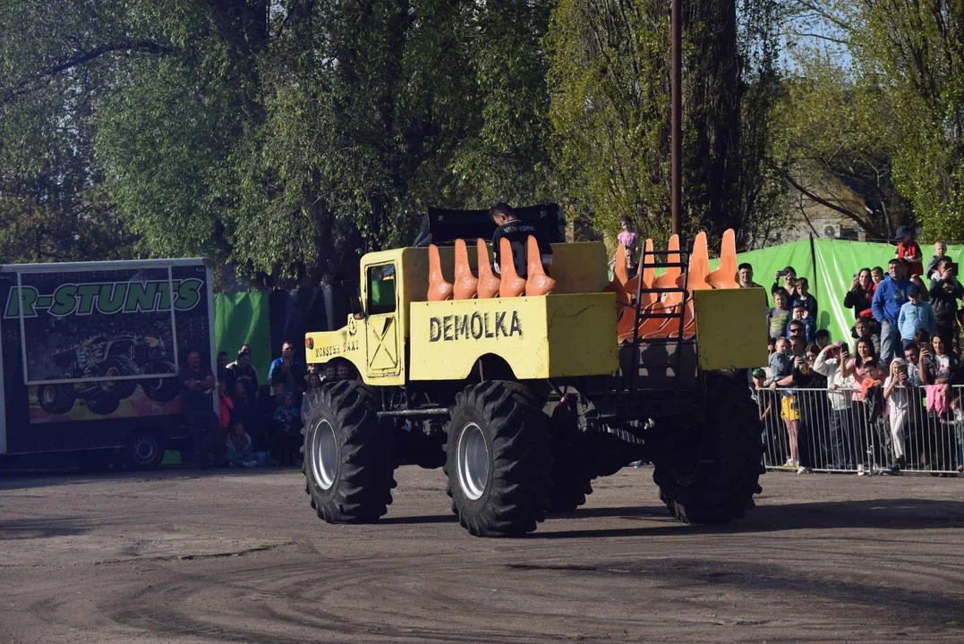 Giganty na czterech kołach zrobiły duże show! Widowiskowy pokaz monster trucków