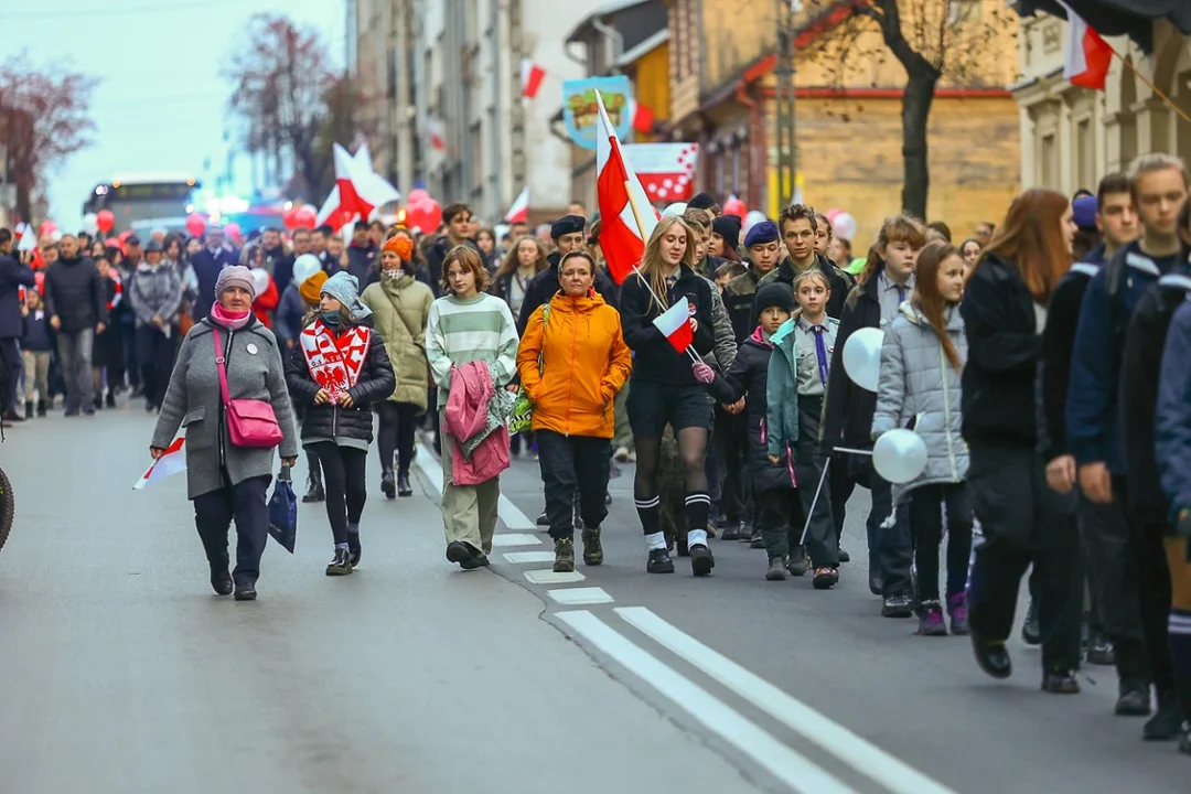 Pochody 11 listopada w Zgierzu. Mieszkańcy tłumnie uczestniczyli w uroczystościach Święta Niepodległości.