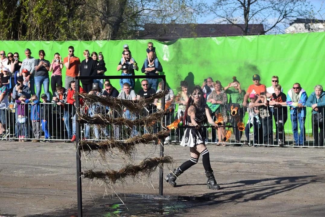 Giganty na czterech kołach zrobiły duże show! Widowiskowy pokaz monster trucków