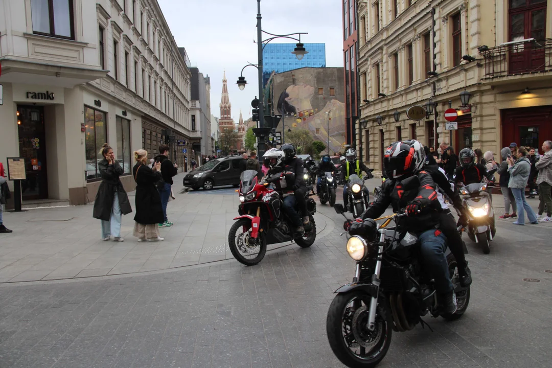 Wielka parada motocyklowa na ulicy Piotrkowskiej w Łodzi