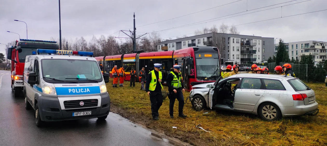 Zderzenie samochodu i tramwaju na Hetmańskiej. Utrudnienia dla podróżnych [ZDJĘCIA] - Zdjęcie główne