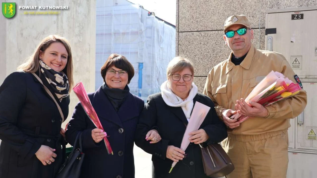 Kwiaty, życzenia i uśmiechy. Tak w mieście świętowano Dzień Kobiet (ZDJĘCIA)