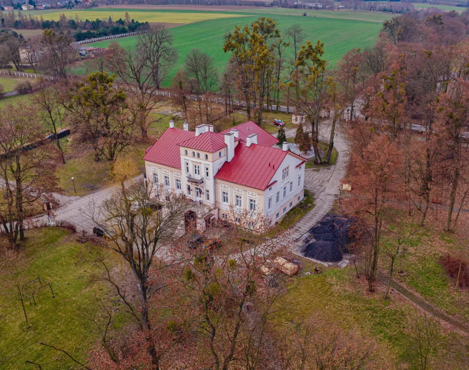 Bajkowy pałac w Lisowicach. Kiedyś należał do łódzkiego fabrykanta [ZDJĘCIA] - Zdjęcie główne