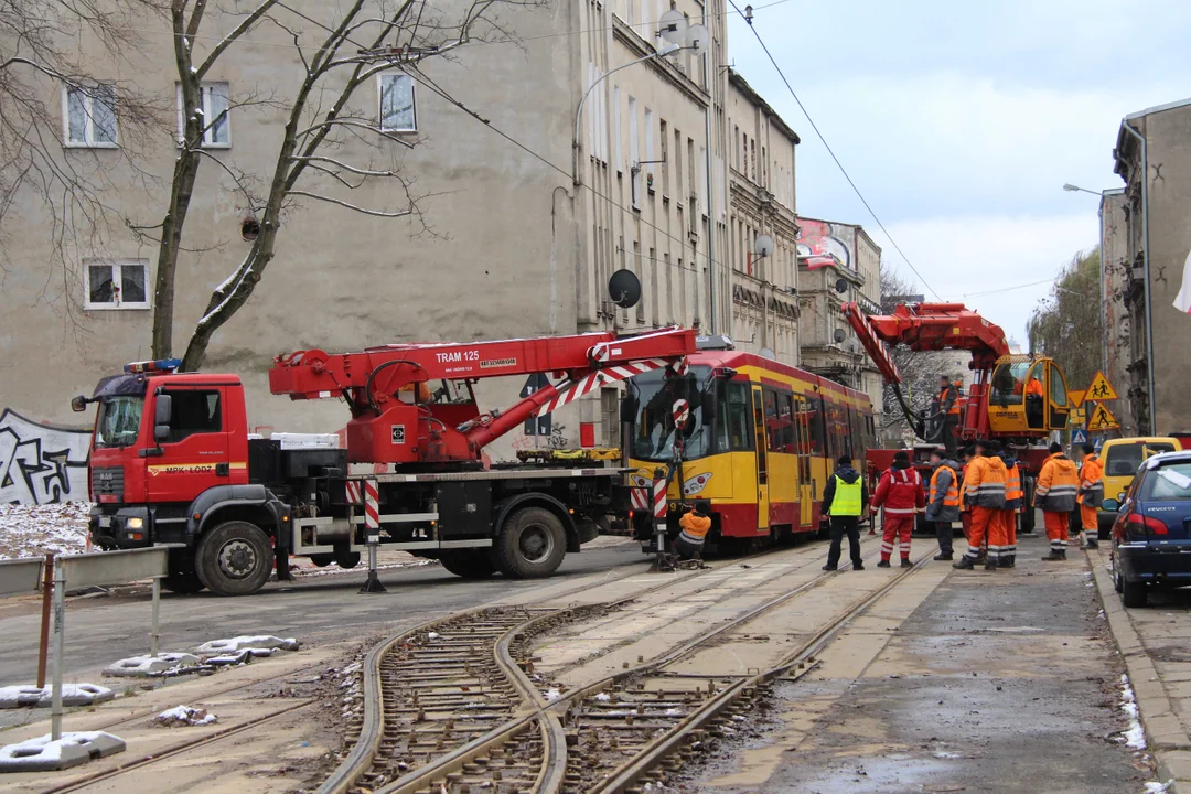 Wykolejenie tramwaju MPK Łódź na Franciszkańskiej. Kursuje komunikacja zastępcza [ZDJĘCIA] - Zdjęcie główne