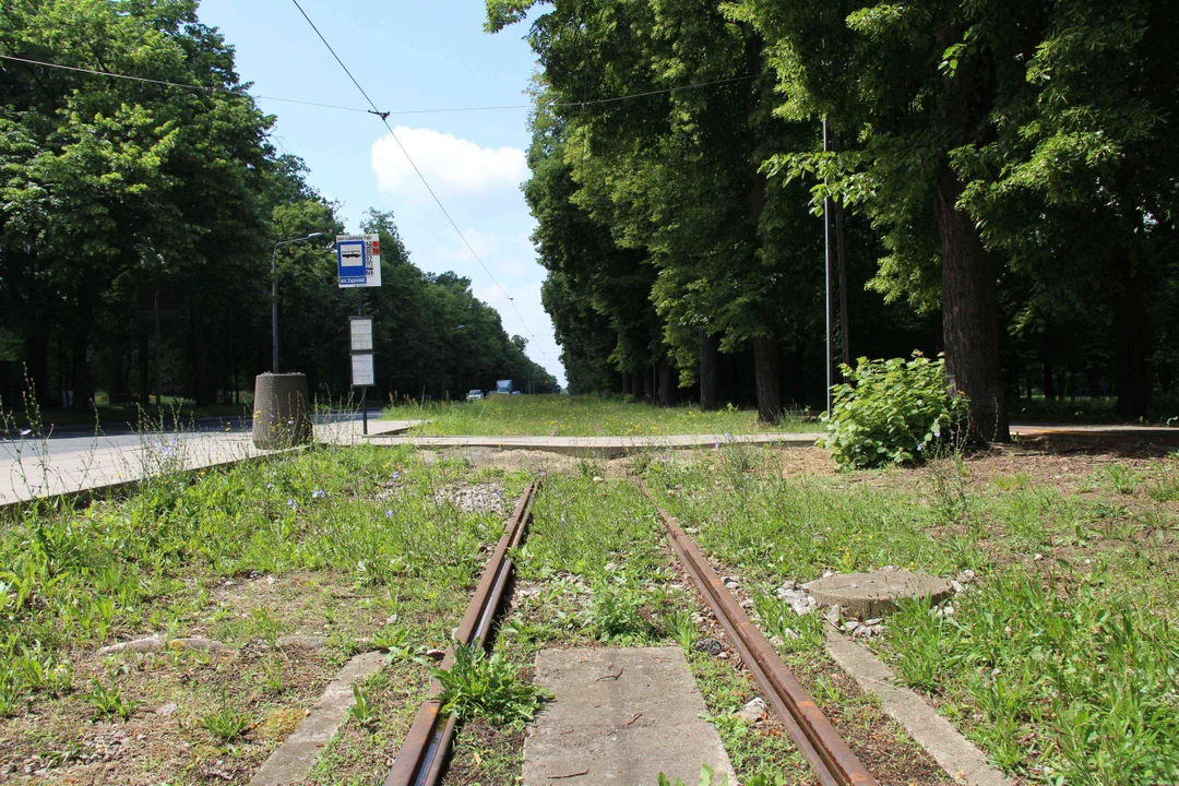 Nieczynne przystanki tramwajowe przy Konstantynowskiej