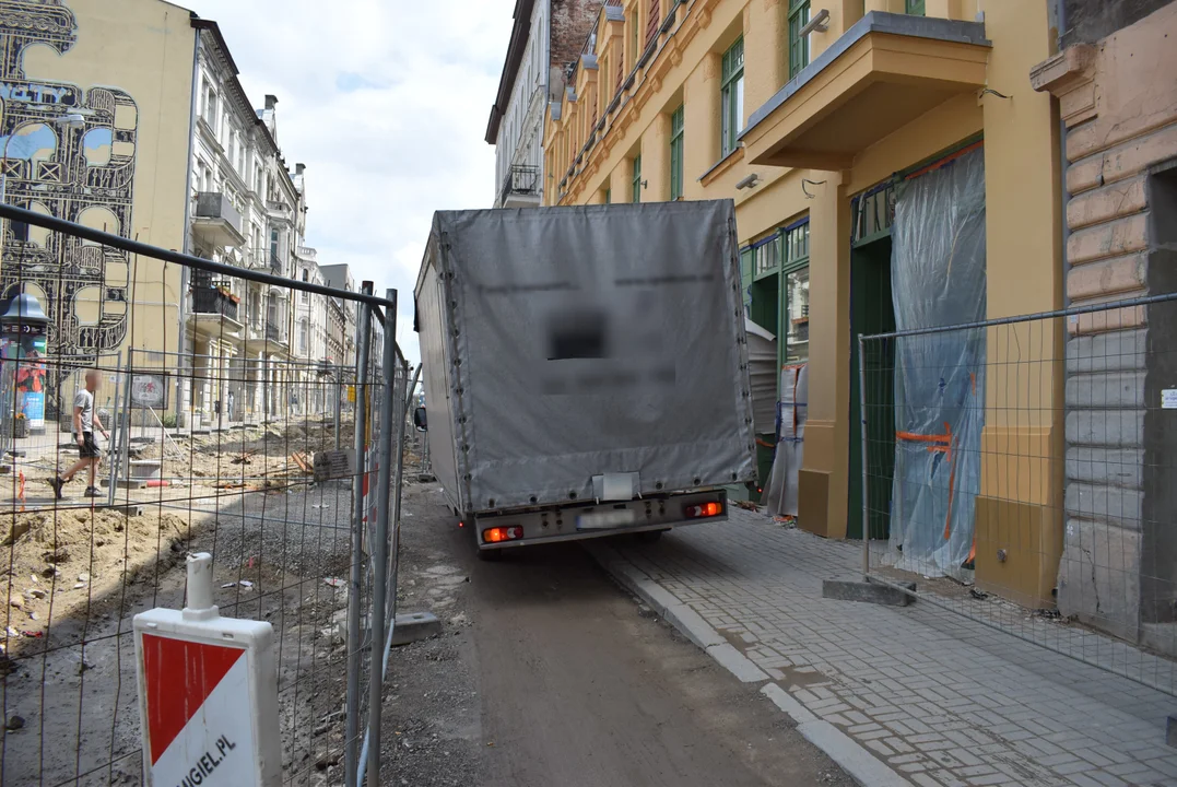 Apel stowarzyszenia "Łódź Cała Naprzód" o utworzenie tymczasowego przejścia dla pieszych przy pasażu Róży