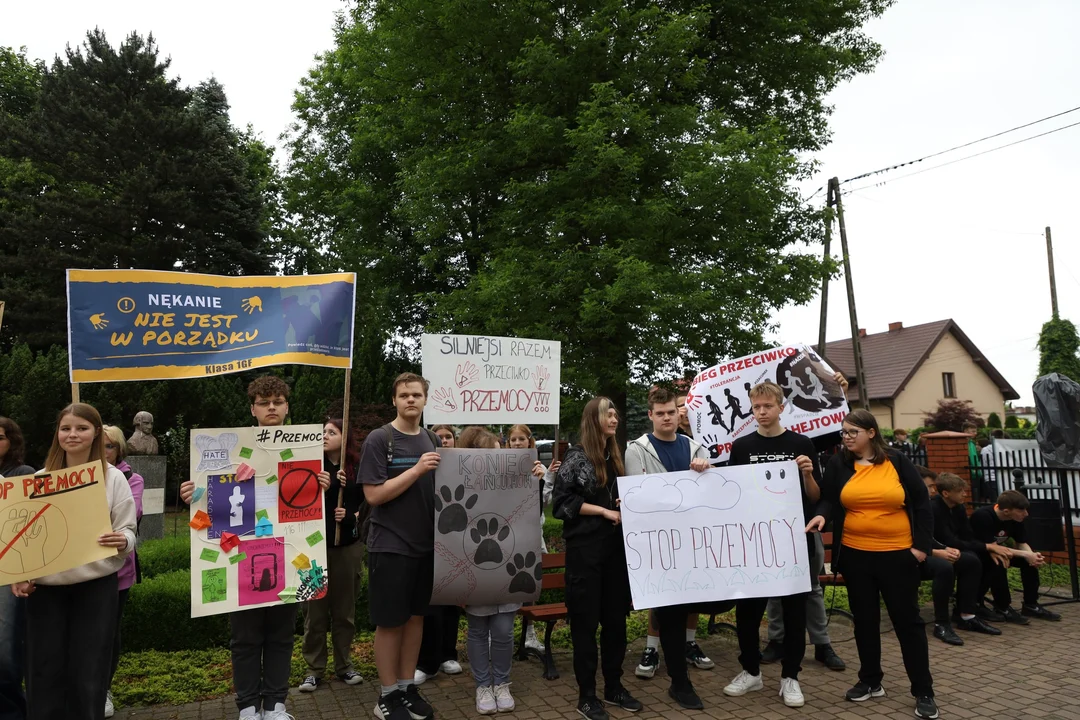 Protestowali przeciw przemocy. Manifestowało ponad sto młodych osób [ZDJĘCIA] - Zdjęcie główne