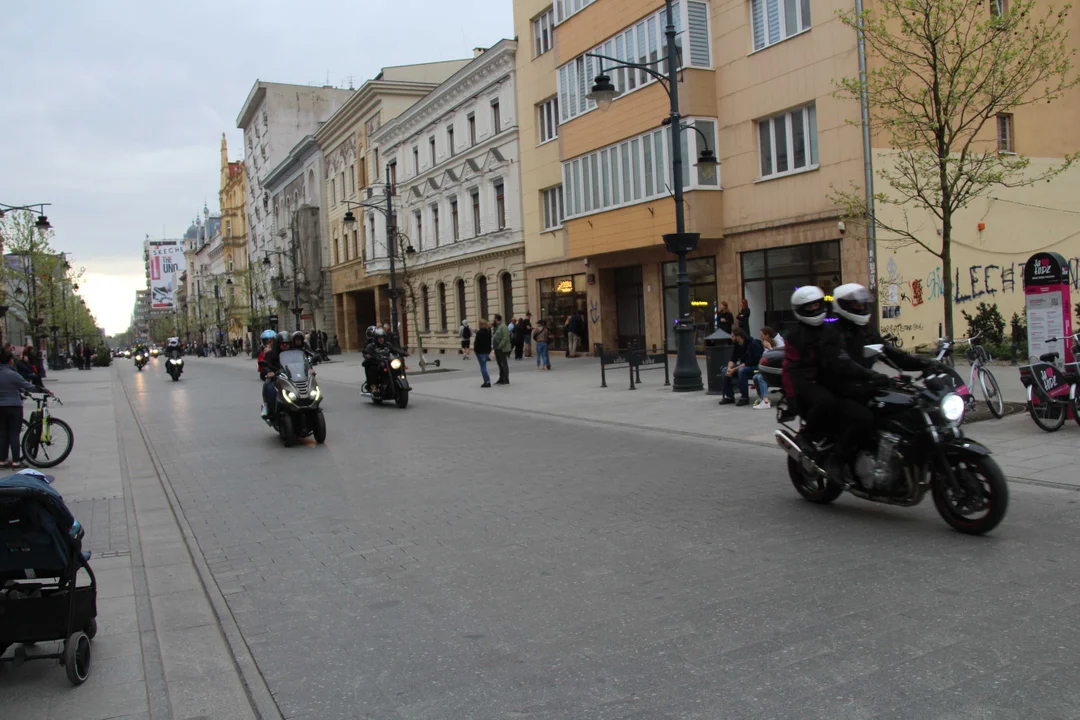 Wielka parada motocyklowa na ulicy Piotrkowskiej w Łodzi