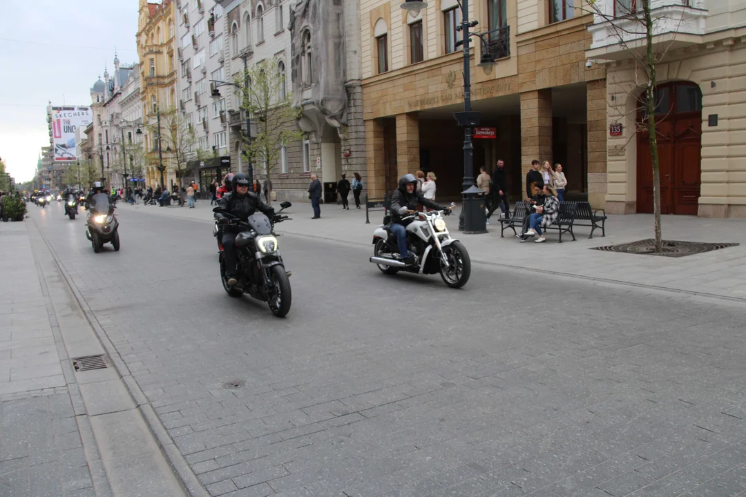 Wielka parada motocyklowa na ulicy Piotrkowskiej w Łodzi