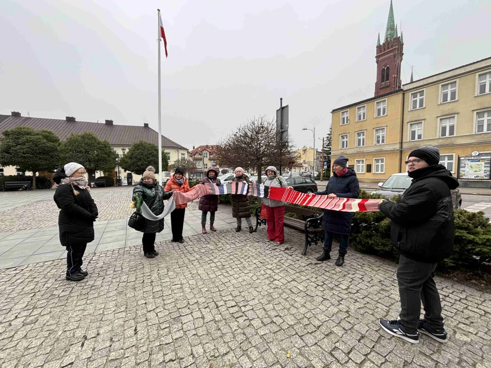 Pomnik w centrum miasta udekorowany przez grupę „Zamontanki”