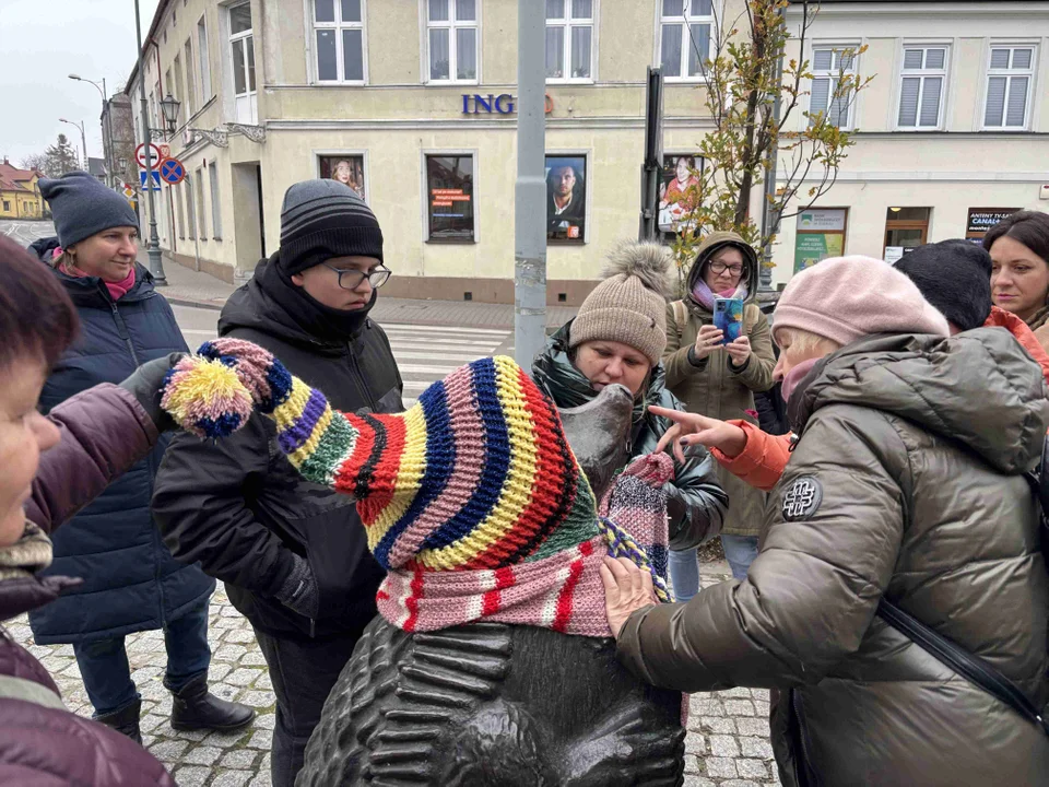 Pomnik w centrum miasta udekorowany przez grupę „Zamontanki”