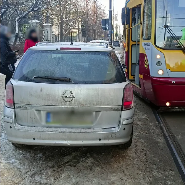 Nieprawidłowe parkowanie na torowisku - tramwaje MPK Łódź mają problem z przejazdem w tym miejscu