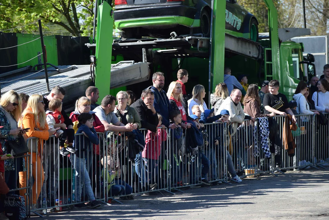 Giganty na czterech kołach zrobiły duże show! Widowiskowy pokaz monster trucków