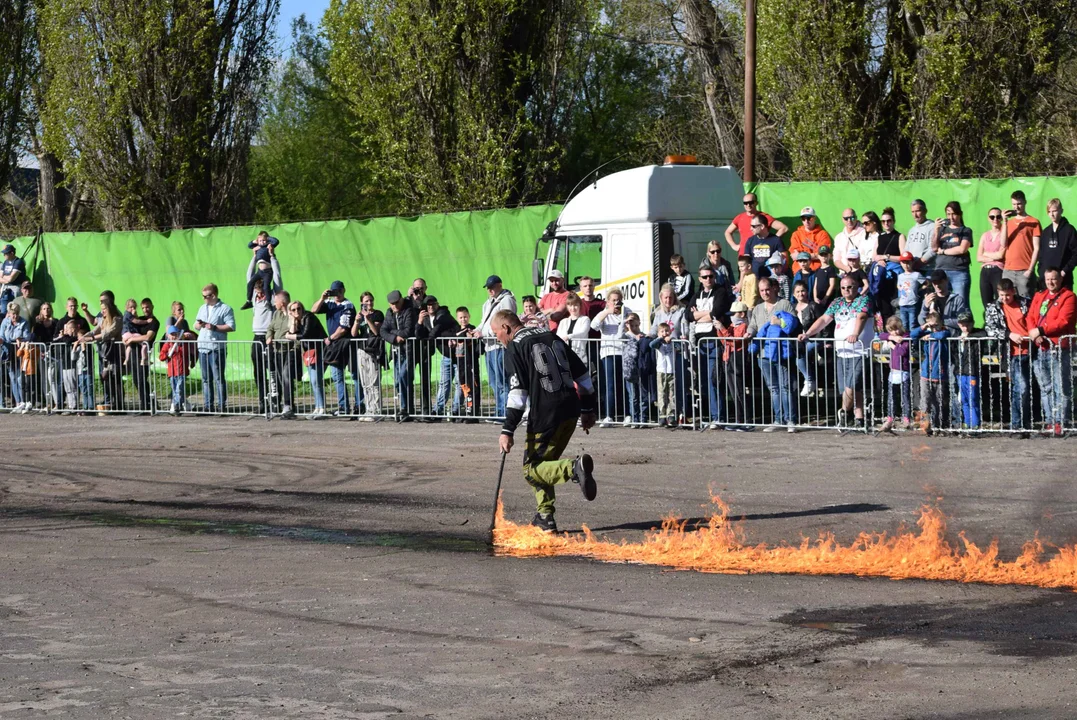 Giganty na czterech kołach zrobiły duże show! Widowiskowy pokaz monster trucków