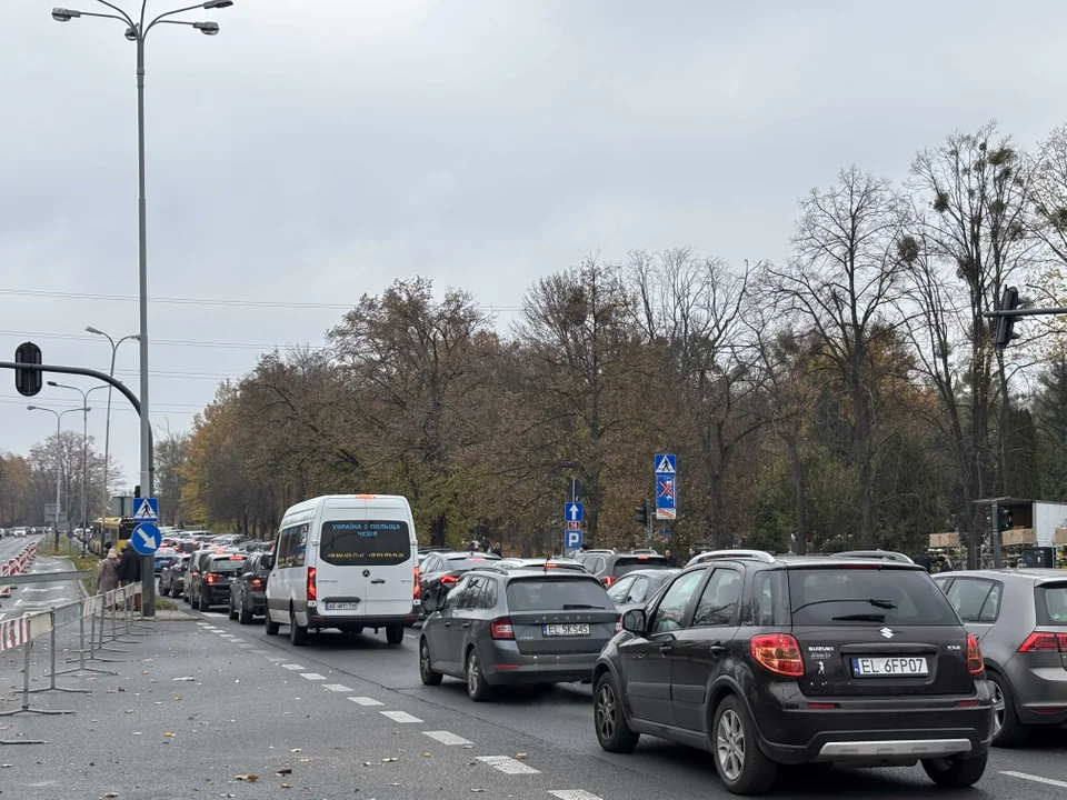 Korki w okolicach cmentarza na Dołach