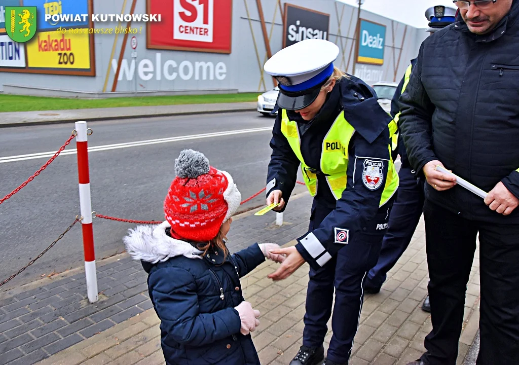 Władze powiatu kutnowskiego i funkcjonariusze policji rozdawali mieszkańcom odblaski z okazji mikołajek