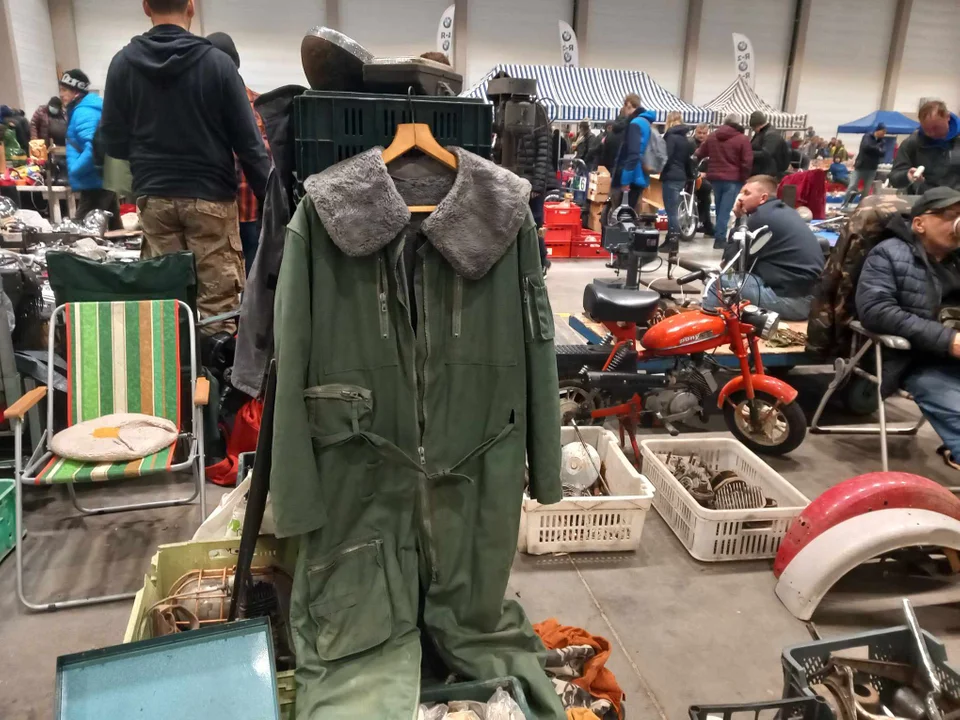 Tłumy Łodzian na Moto Weteran Bazar w Łodzi. Motocykle, broń, ubrania i starocie