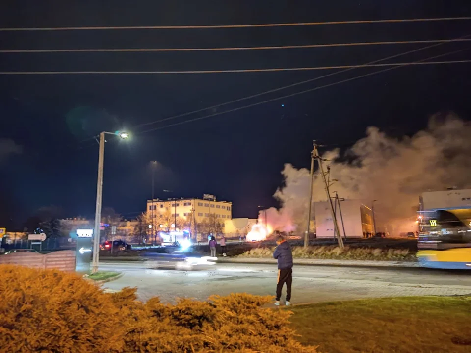 Pożar samochodu na Józefowie. Na miejscu straż pożarna