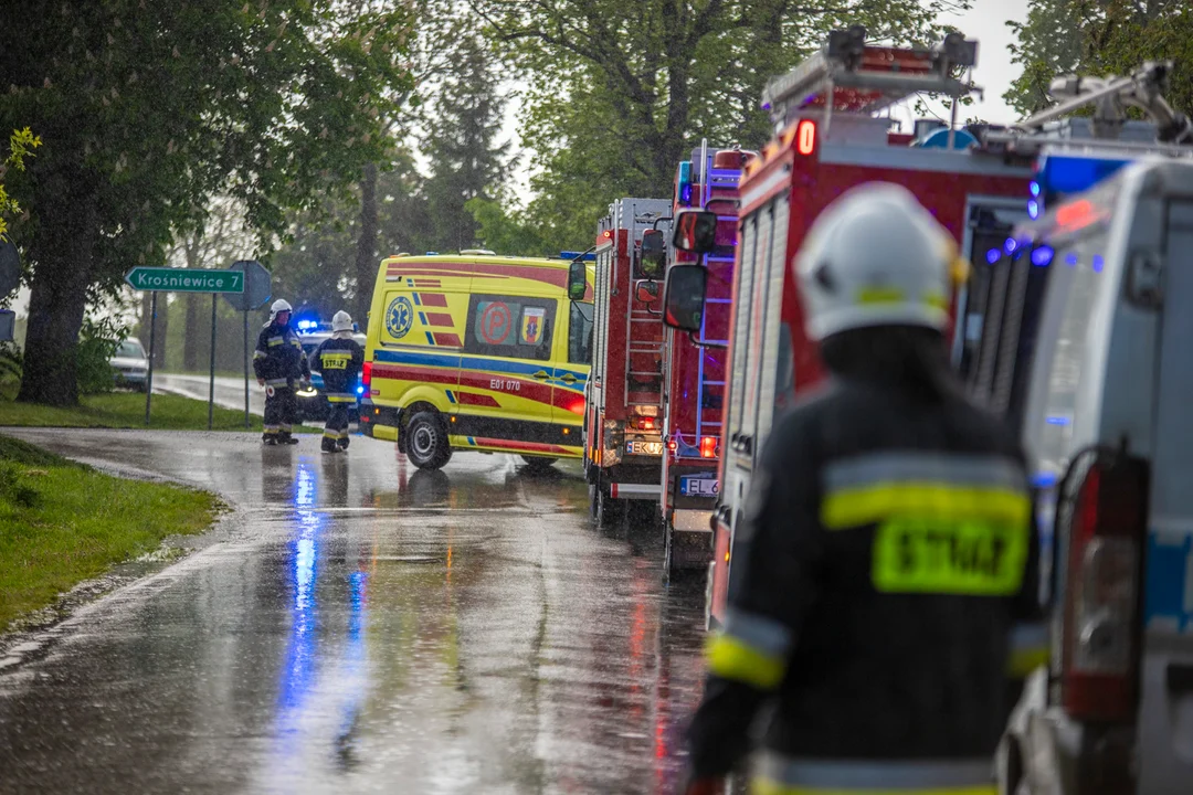 Wypadek z udziałem dwóch aut. Droga zablokowana, trwa akcja służb [ZDJĘCIA] - Zdjęcie główne