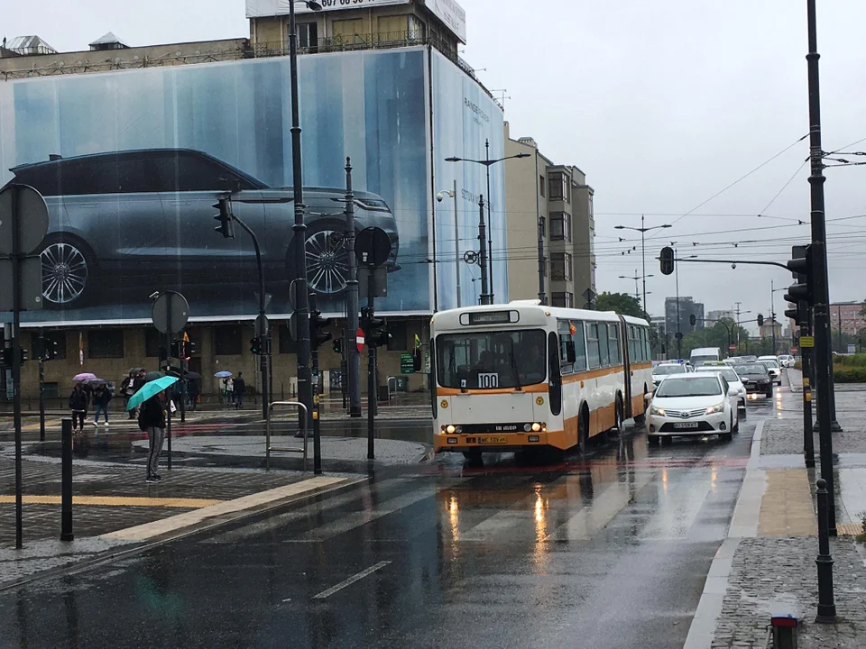 Deszczowe kursy Łódzkich Linii Turystycznych. Szeroki wybór zabytkowych klasyków [ZDJĘCIA] - Zdjęcie główne