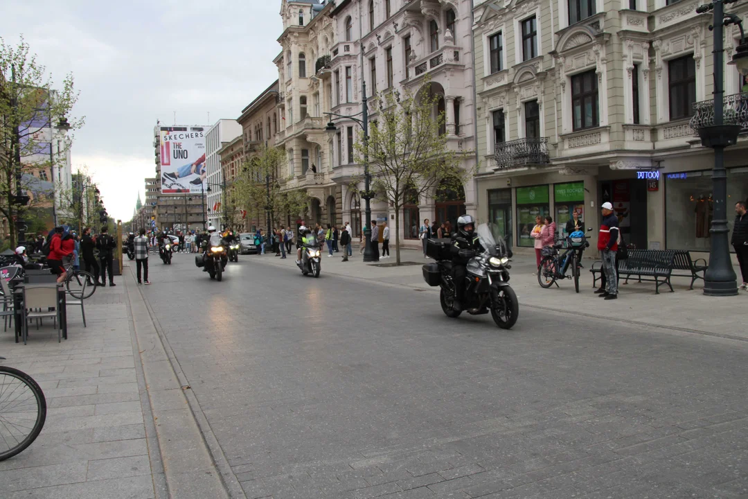 Wielka parada motocyklowa na ulicy Piotrkowskiej w Łodzi