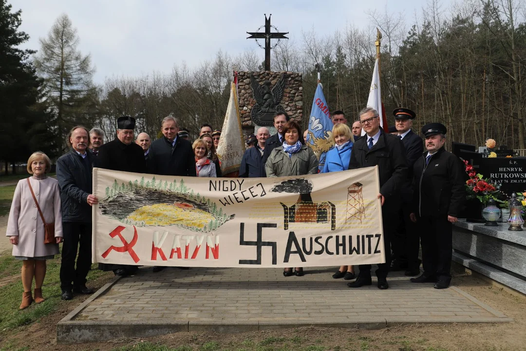 Pomnik postawiony w nocy w tajemnicy przed władzą. Dziś u jego stóp oddano cześć ofiarom sowietów [ZDJĘCIA] - Zdjęcie główne