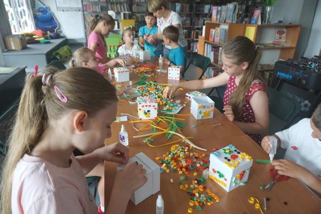 Wakacje czas start! Za nami pierwsze letnie zajęcia w łęczyckiej bibliotece - Zdjęcie główne