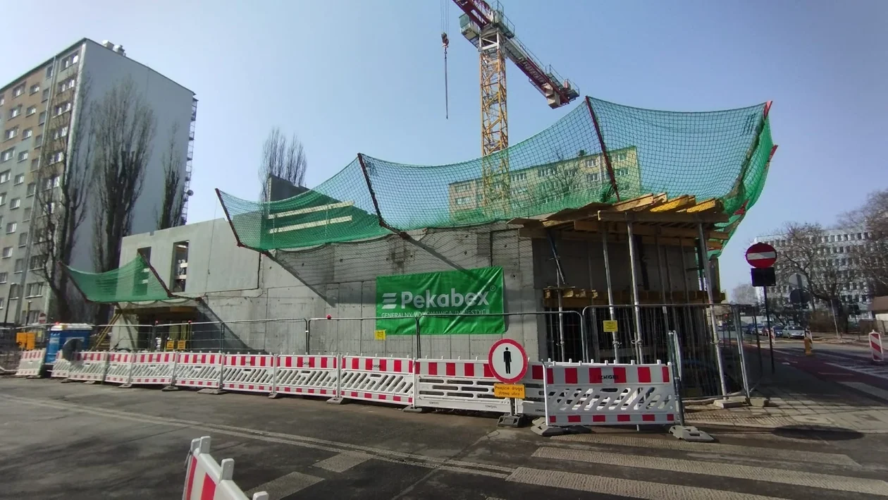 Budowa z prefabrykatów przy Młynarskiej na Bałutach