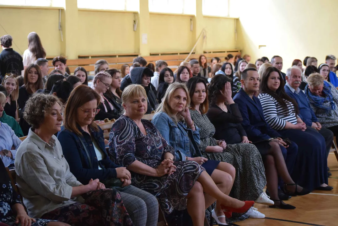 Zespół Szkół Rzemiosła w Łodzi pożegnał maturzystów. To były chwile pełne wzruszeń