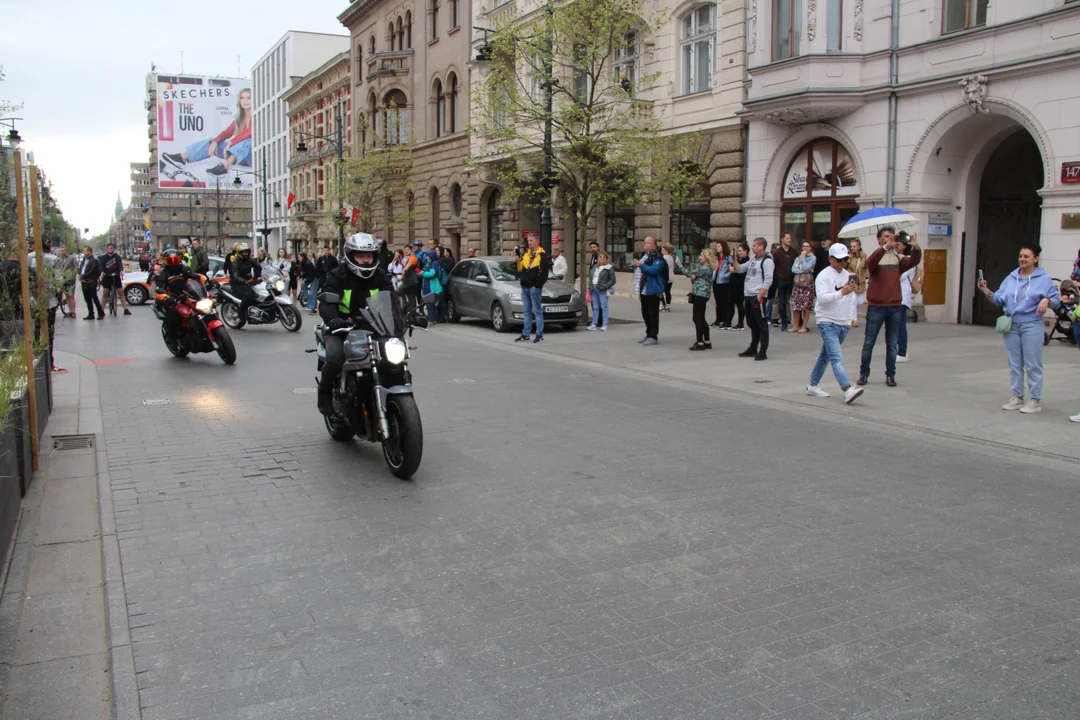 Wielka parada motocyklowa na ulicy Piotrkowskiej w Łodzi