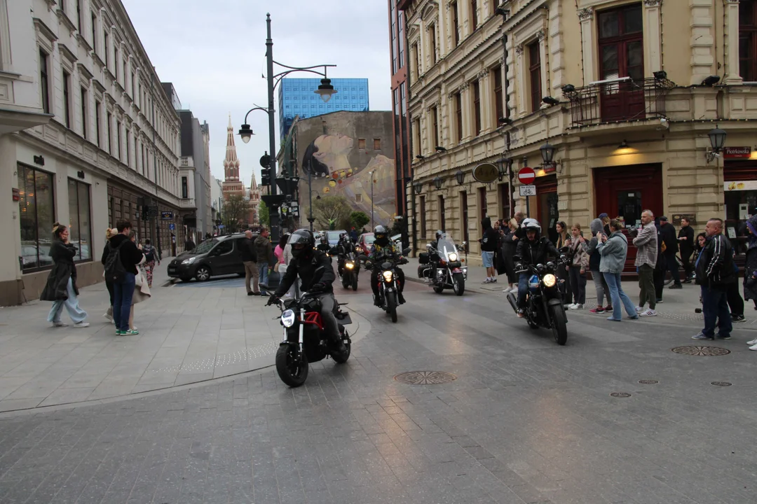 Wielka parada motocyklowa na ulicy Piotrkowskiej w Łodzi