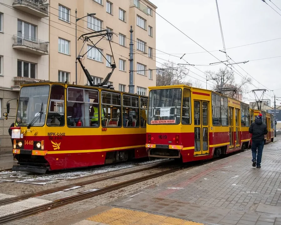 Parada tramwajów MPK Łódź z okazji Dnia Motorniczego 2024. Na ulice wyjechały kultowe Konstale 805Na - Zdjęcie główne