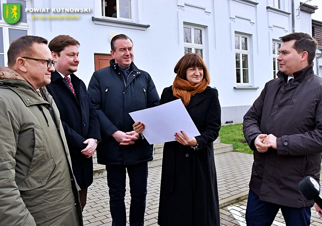 Będzie duża inwestycja w kutnowskiej szkole. Oficjele przekazali bon na kilkaset tys. zł [ZDJĘCIA] - Zdjęcie główne