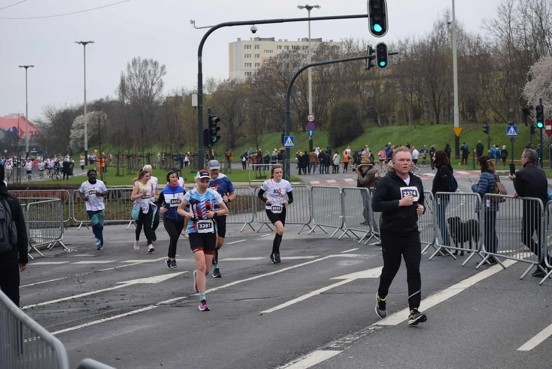 DOZ Maraton ulicami miasta. Zobacz zdjęcia z biegu głównego