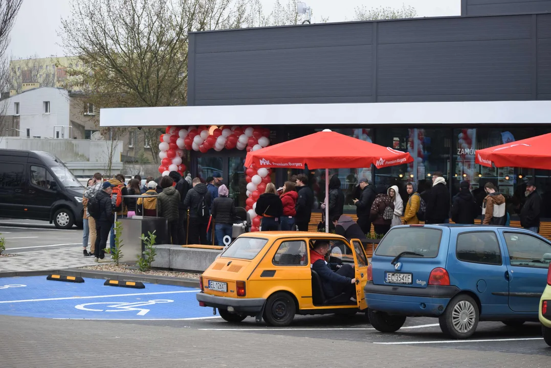 Tłumy łodzian na otwarciu restauracji MAX Premium Burgers. Tego jeszcze w Łodzi nie było [ZOBACZ ZDJĘCIA]