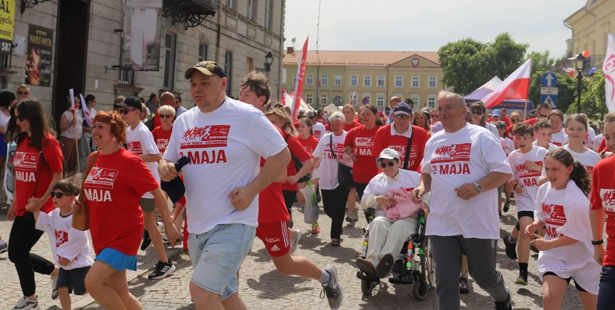 Pobiegli ku Biało-Czerwonej. Pełno flag w sercu Kutna [ZDJĘCIA] - Zdjęcie główne