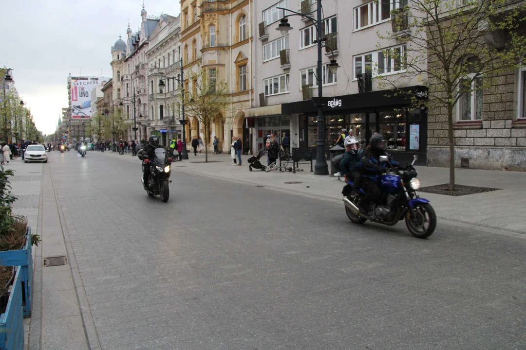 Wielka parada motocyklowa na ulicy Piotrkowskiej w Łodzi