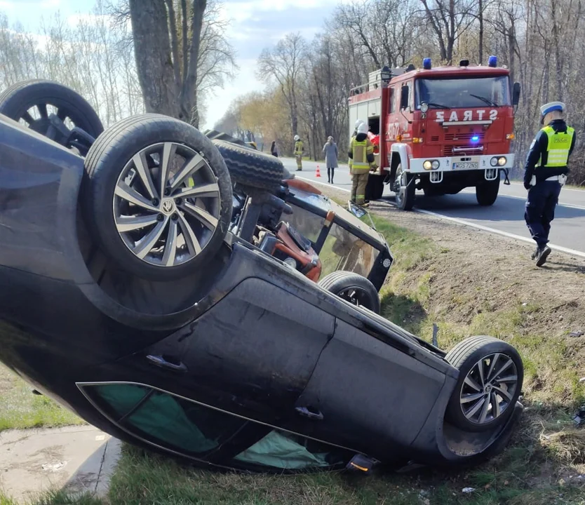 Podwójne dachowanie, służby w akcji. Traktorzysta był kompletnie pijany (ZDJĘCIA)
