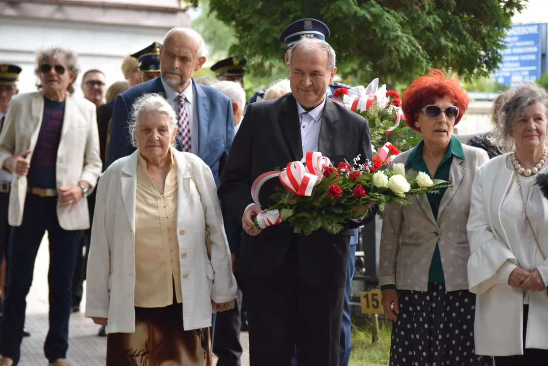 Uroczyste obchody rocznicy wybuchu II wojny światowej. Zgierzanie złożyli kwiaty na grobach poległych [ZDJĘCIA] - Zdjęcie główne