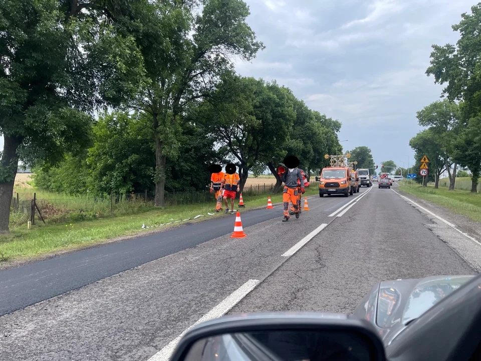 Drogowcy naprawiają w drogę między Zgierzem a autostradą A2. Tworzą się korki Uwaga kierowcy - Zdjęcie główne