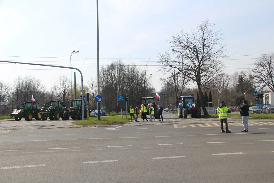 Protest rolników w Łodzi - skrzyżowanie Aleksandrowska/Szczecińska