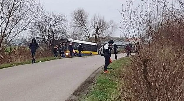 Autobus Komunikacji Miejskiej wjechał do rowu. Jedna osoba ranna [AKTUALIZACJA] - Zdjęcie główne