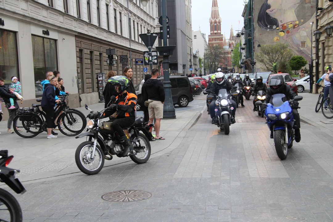 Wielka parada motocyklowa na ulicy Piotrkowskiej w Łodzi