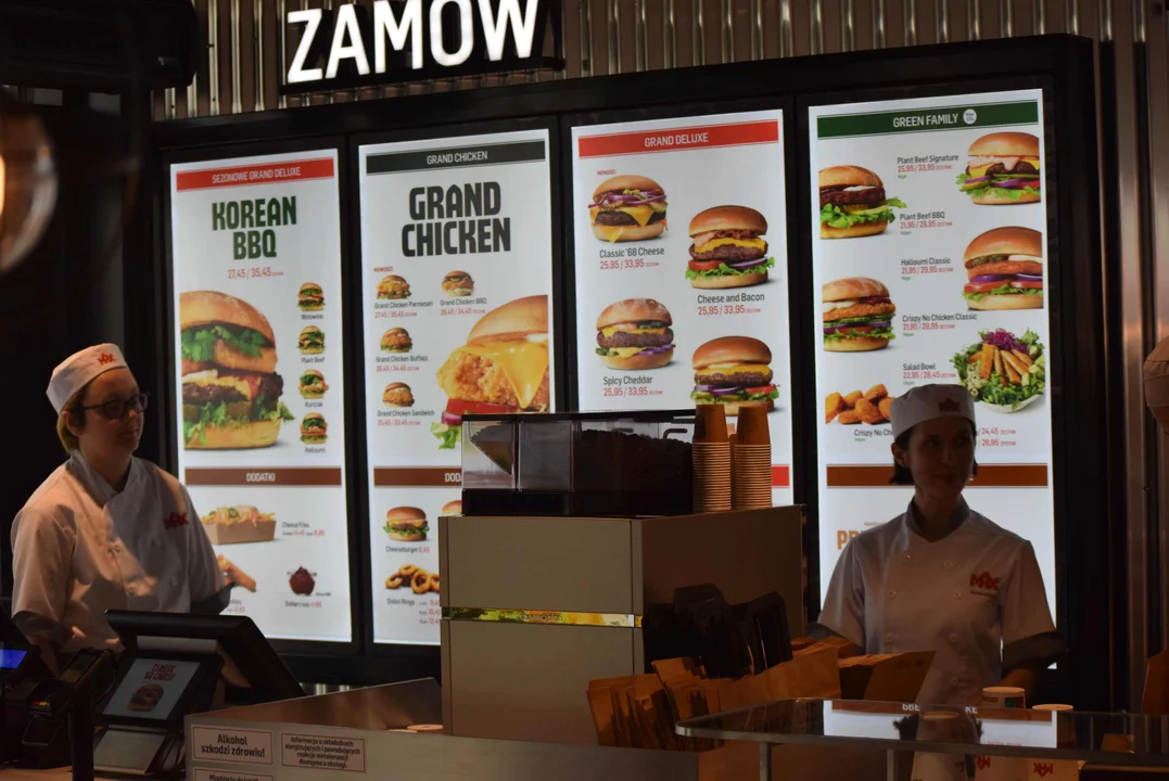 Tłumy łodzian na otwarciu restauracji MAX Premium Burgers. Tego jeszcze w Łodzi nie było [ZOBACZ ZDJĘCIA]