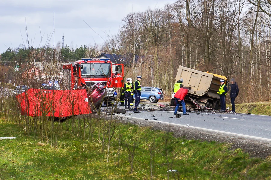 Do groźnego wypadku doszło, na ważnej drodze, pomiędzy Pabianicami a Bełchatowem.