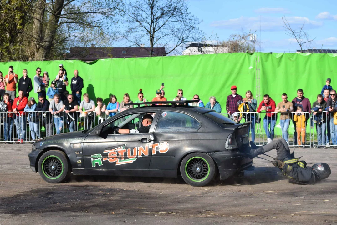 Giganty na czterech kołach zrobiły duże show! Widowiskowy pokaz monster trucków