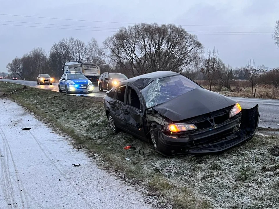 Policyjny pościg zakończony dachowaniem. Sceny jak w amerykańskim kinie akcji na bełchatowskich ulicach [FOTO] - Zdjęcie główne