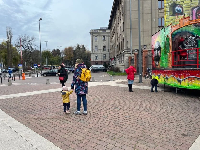 Obchody Święta Niepodległości w Łodzi na rynku Manufaktury