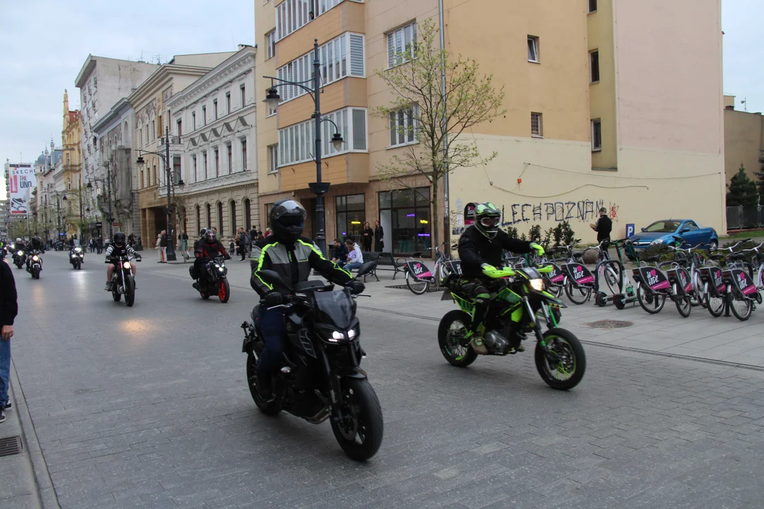 Wielka parada motocyklowa na ulicy Piotrkowskiej w Łodzi