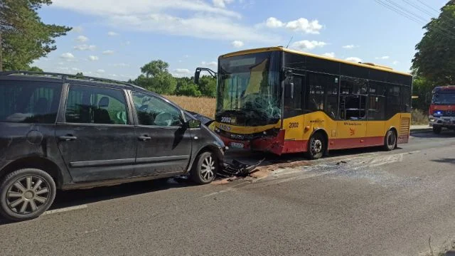 Zderzenie samochodu osobowego z autobusem MPK Łódź